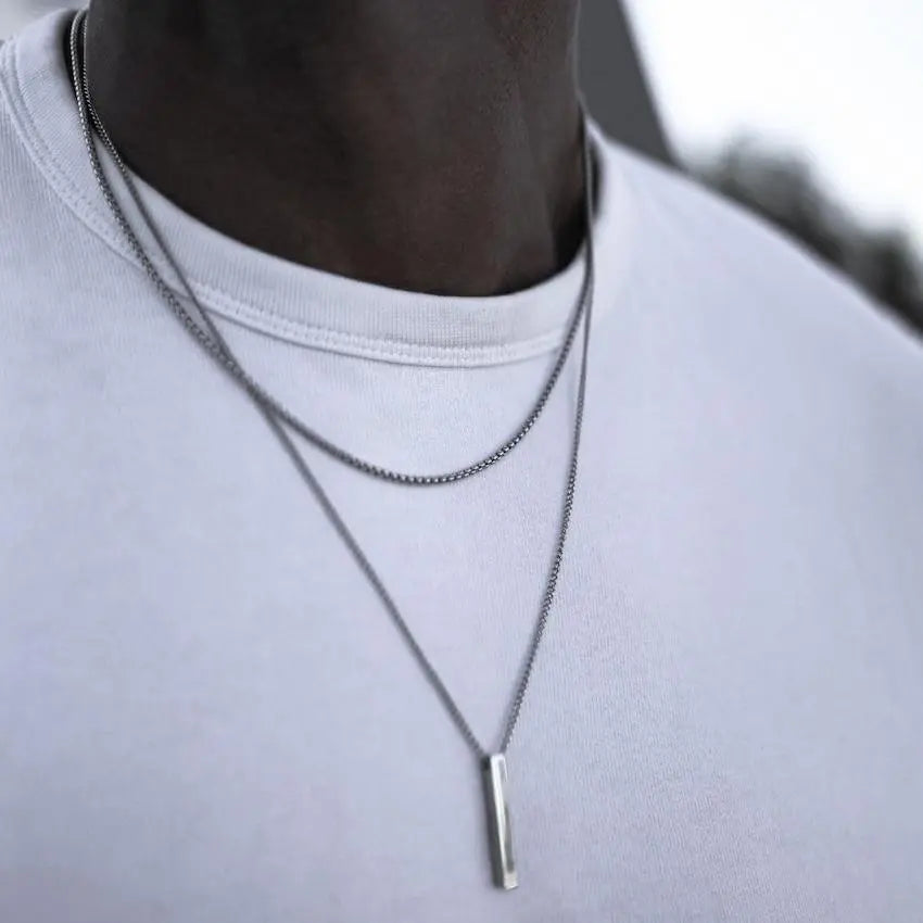 Cadena con Colgante Geométrico en Barra 3D para Hombre.