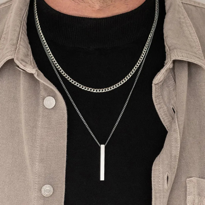 Cadena con Colgante Geométrico en Barra 3D para Hombre.