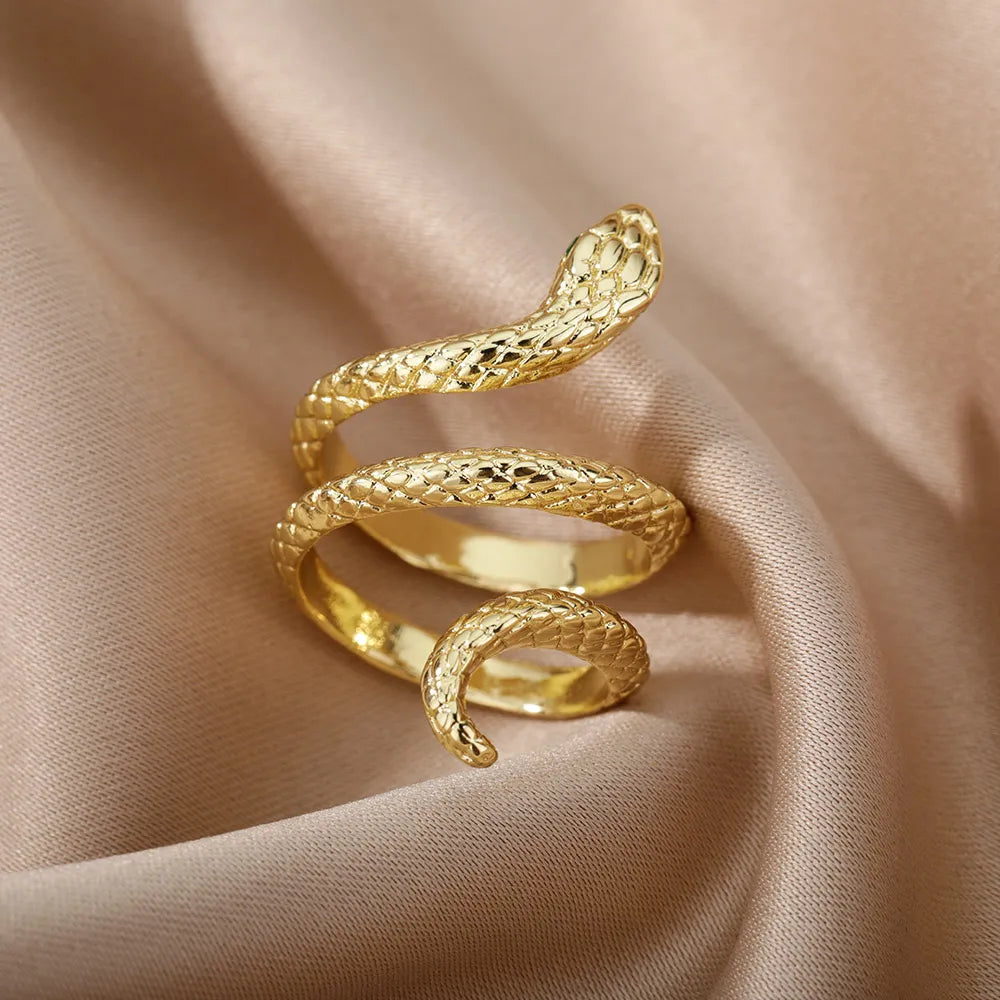 Anillo con forma de serpiente.