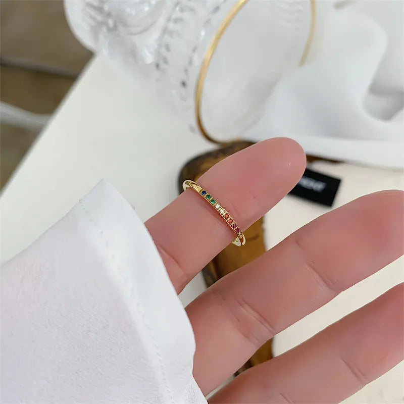 Anillo Casual Bañado en Oro con Incrustaciones de Zirconia