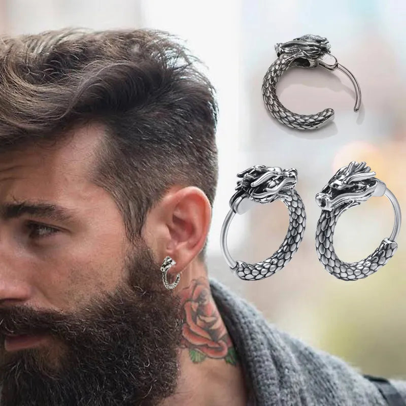 Aros estilo moderno con forma de dragón y hoops. Acero inoxidable.