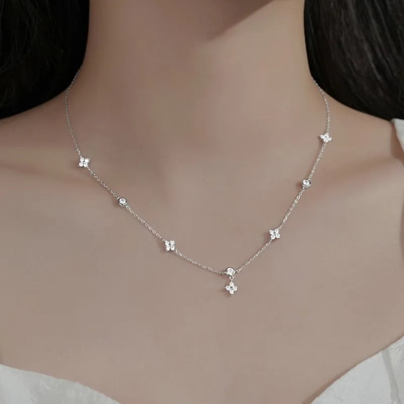 Gargantilla fina elegante con piedras de Zirconia.