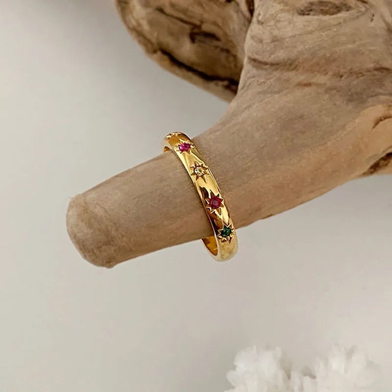 Anillo Casual Bañado en Oro con Incrustaciones de Zirconia