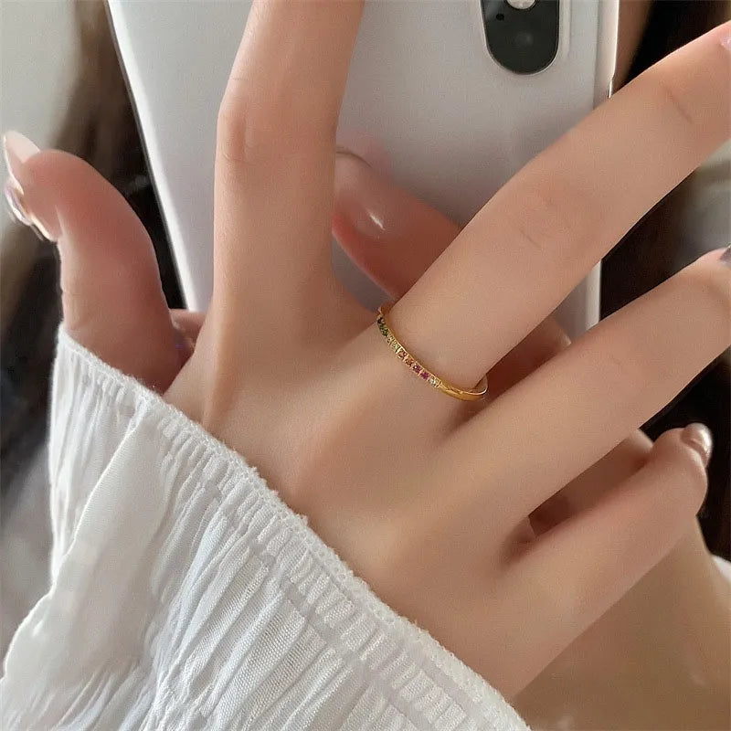 Anillo Casual Bañado en Oro con Incrustaciones de Zirconia