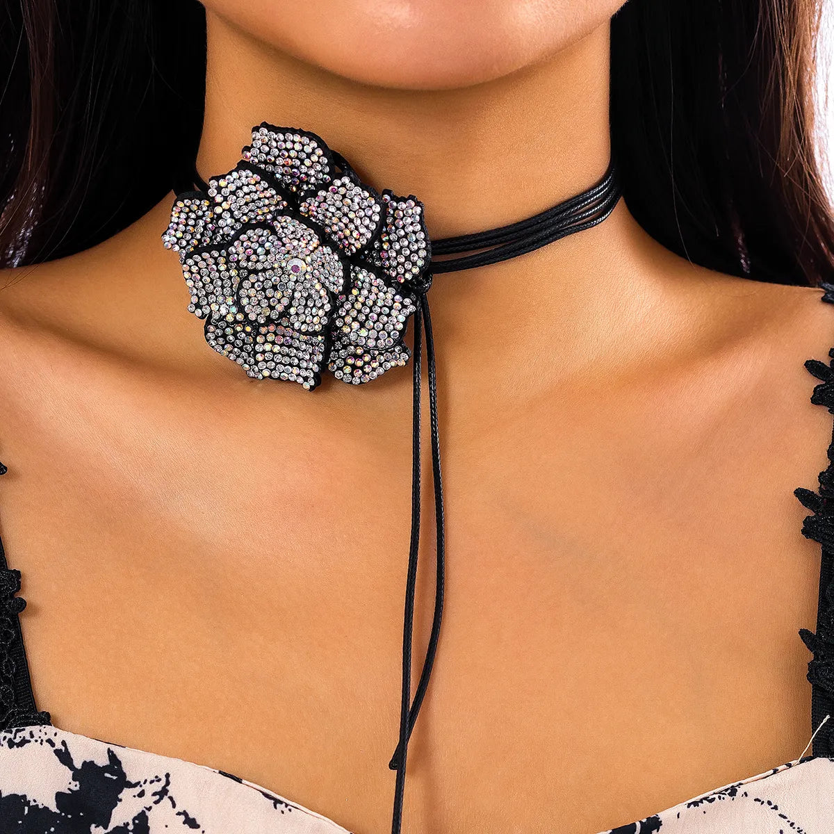 Choker Flor con Diamantes de Imitación- Gargantilla con Elegancia y Estilo