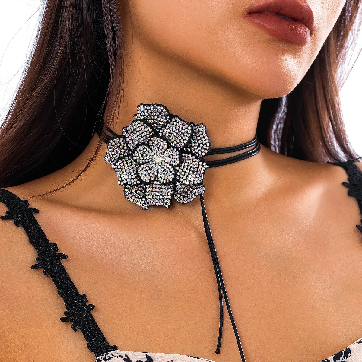 Choker Flor con Diamantes de Imitación- Gargantilla con Elegancia y Estilo