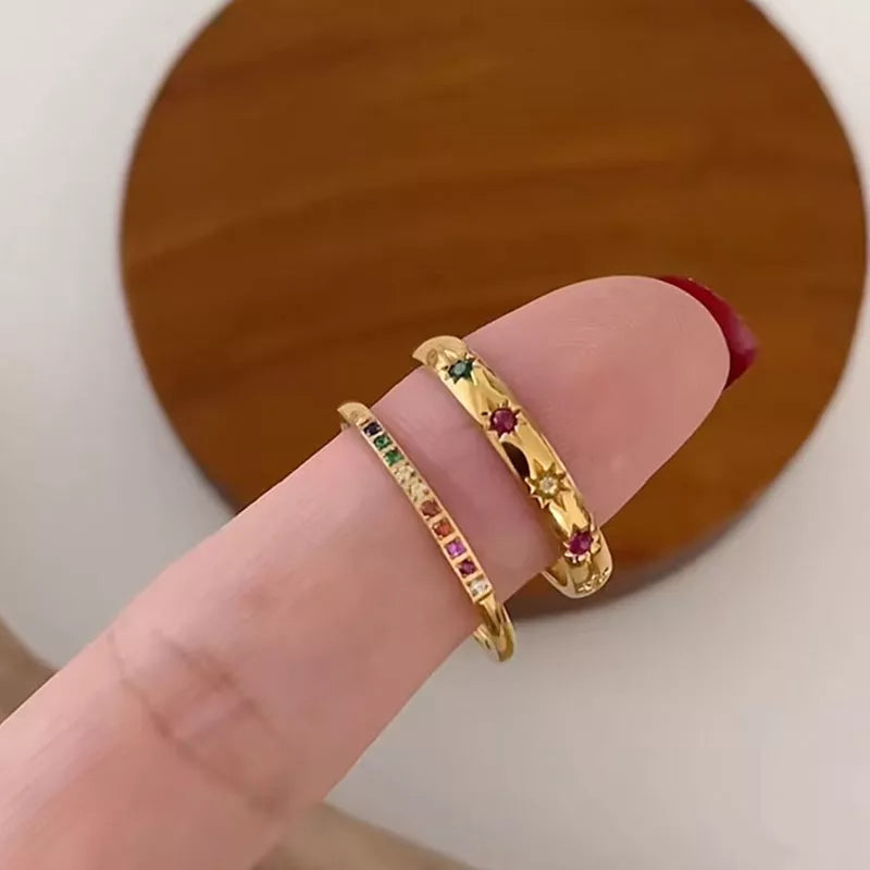 Anillo Casual Bañado en Oro con Incrustaciones de Zirconia